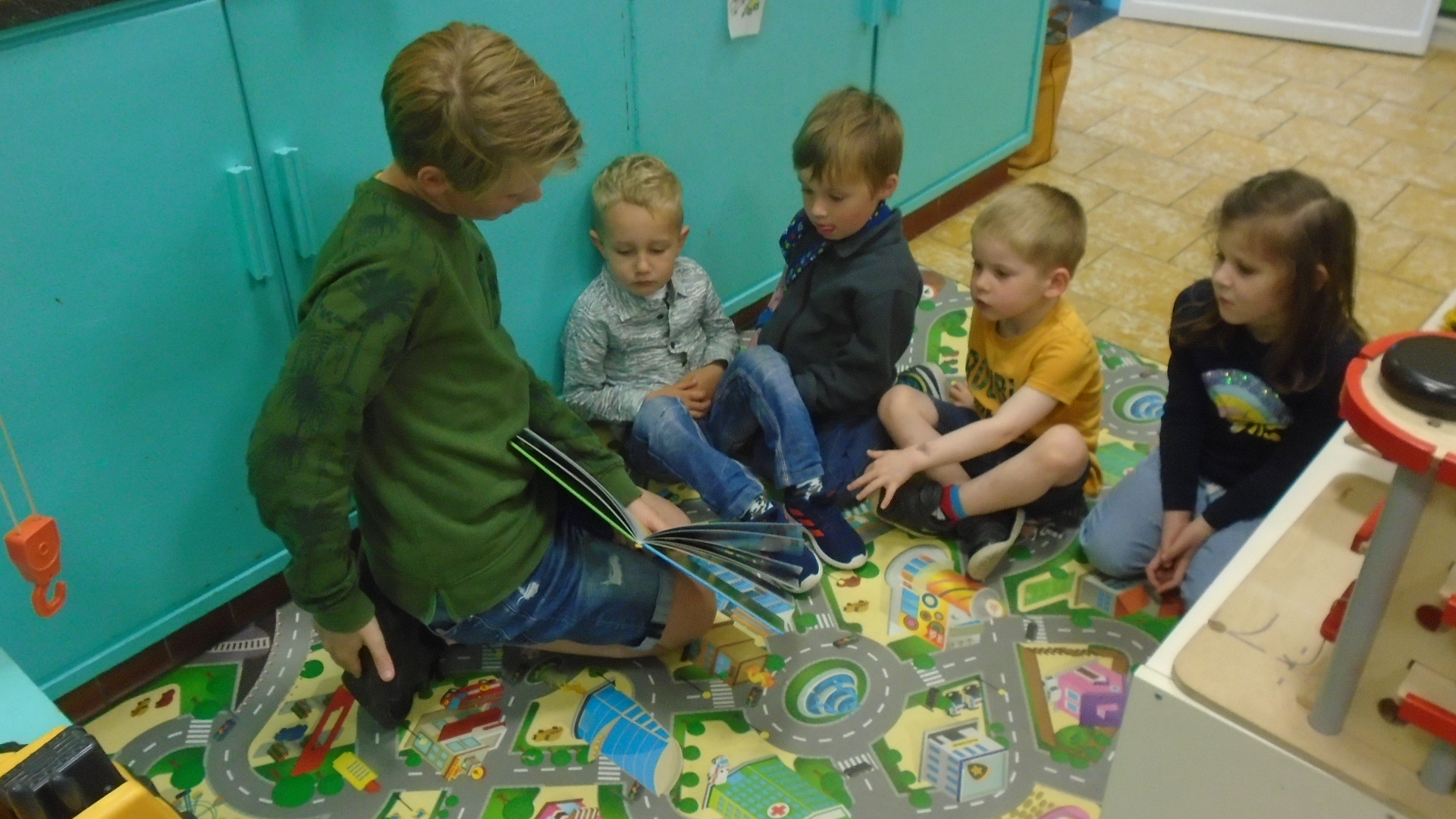 Leerlingen 6A komen voorlezen bij de kleuters van Stotert